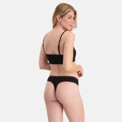 Bamboo Basics Dames 3-pack Strings Lola Zwart -Mode-Lingeriewinkel aHR0cHM6Ly93d3cuYm94ZXJzLm5sL21lZGlhL2NhdGFsb2cvcHJvZHVjdC9iL2EvYmFtYm9vLWJhc2ljc19sb2xhLTAwMV9tb2RlbF9hY2h0ZXJrYW50LmpwZz9zdG9yZT1ib3hlcnNfbmwmaW1hZ2UtdHlwZT1pbWFnZQ