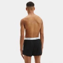 Calvin Klein 2-pack Wijde Boxershorts Zwart II -Mode-Lingeriewinkel aHR0cHM6Ly93d3cuYm94ZXJzLm5sL21lZGlhL2NhdGFsb2cvcHJvZHVjdC9jL2EvY2FsdmluLWtsZWluX25iMTM5NmEtMDAxX21vZGVsX2FjaHRlcmthbnRfMS5qcGc c3RvcmU9Ym94ZXJzX25sJmltYWdlLXR5cGU9aW1hZ2U