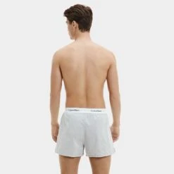 Calvin Klein 2-pack Wijde Boxershorts Zwart & Grijs II -Mode-Lingeriewinkel aHR0cHM6Ly93d3cuYm94ZXJzLm5sL21lZGlhL2NhdGFsb2cvcHJvZHVjdC9jL2EvY2FsdmluLWtsZWluX25iMTM5NmEtYmh5X21vZGVsXzJfYWNodGVya2FudC5qcGc c3RvcmU9Ym94ZXJzX25sJmltYWdlLXR5cGU9aW1hZ2U