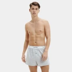 Calvin Klein 2-pack Wijde Boxershorts Zwart & Grijs II -Mode-Lingeriewinkel aHR0cHM6Ly93d3cuYm94ZXJzLm5sL21lZGlhL2NhdGFsb2cvcHJvZHVjdC9jL2EvY2FsdmluLWtsZWluX25iMTM5NmEtYmh5X21vZGVsXzJfdm9vcmthbnQuanBnP3N0b3JlPWJveGVyc19ubCZpbWFnZS10eXBlPWltYWdl