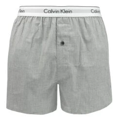 Calvin Klein 2-pack Wijde Boxershorts Zwart & Grijs II -Mode-Lingeriewinkel aHR0cHM6Ly93d3cuYm94ZXJzLm5sL21lZGlhL2NhdGFsb2cvcHJvZHVjdC9jL2EvY2FsdmluLWtsZWluX25iMTM5NmEtYmh5XzFfdm9vcmthbnQuanBnP3N0b3JlPWJveGVyc19ubCZpbWFnZS10eXBlPWltYWdl