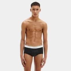 Calvin Klein 3-pack Heupslip Zwart -Mode-Lingeriewinkel aHR0cHM6Ly93d3cuYm94ZXJzLm5sL21lZGlhL2NhdGFsb2cvcHJvZHVjdC9jL2EvY2FsdmluLWtsZWluX25iMTM5OGEtMDAxX21vZGVsX3Zvb3JrYW50XzEuanBnP3N0b3JlPWJveGVyc19ubCZpbWFnZS10eXBlPWltYWdl