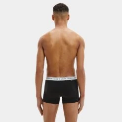 Calvin Klein Ck One 2-pack Boxers Zwart -Mode-Lingeriewinkel aHR0cHM6Ly93d3cuYm94ZXJzLm5sL21lZGlhL2NhdGFsb2cvcHJvZHVjdC9jL2EvY2FsdmluLWtsZWluX25iMjM4NWEtYm5tX21vZGVsX2FjaHRlcmthbnQuanBnP3N0b3JlPWJveGVyc19ubCZpbWFnZS10eXBlPWltYWdl