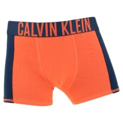 Calvin Klein Jongens 2-pack Boxers Basic Blauw & Oranje -Mode-Lingeriewinkel aHR0cHM6Ly93d3cuYm94ZXJzLm5sL21lZGlhL2NhdGFsb2cvcHJvZHVjdC9jL2EvY2FsdmluLWtsZWluX2I3MGI3MDA0MDUtMHU0XzJfdm9vcmthbnQuanBnP3N0b3JlPWJveGVyc19ubCZpbWFnZS10eXBlPWltYWdl