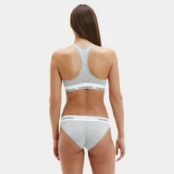 Calvin Klein Dames Bralette Grijs -Mode-Lingeriewinkel aHR0cHM6Ly93d3cuYm94ZXJzLm5sL21lZGlhL2NhdGFsb2cvcHJvZHVjdC9jL2EvY2FsdmluLWtsZWluX2YzNzg1ZS0wMjBfbW9kZWxfYWNodGVya2FudC5qcGc c3RvcmU9Ym94ZXJzX25sJmltYWdlLXR5cGU9aW1hZ2U