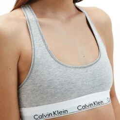 Calvin Klein Dames Bralette Grijs -Mode-Lingeriewinkel aHR0cHM6Ly93d3cuYm94ZXJzLm5sL21lZGlhL2NhdGFsb2cvcHJvZHVjdC9jL2EvY2FsdmluLWtsZWluX2YzNzg1ZS0wMjBfbW9kZWxfZGV0YWlsLmpwZz9zdG9yZT1ib3hlcnNfbmwmaW1hZ2UtdHlwZT1pbWFnZQ
