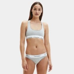Calvin Klein Dames Bralette Grijs -Mode-Lingeriewinkel aHR0cHM6Ly93d3cuYm94ZXJzLm5sL21lZGlhL2NhdGFsb2cvcHJvZHVjdC9jL2EvY2FsdmluLWtsZWluX2YzNzg1ZS0wMjBfbW9kZWxfdm9vcmthbnQuanBnP3N0b3JlPWJveGVyc19ubCZpbWFnZS10eXBlPWltYWdl