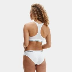 Calvin Klein Dames Bralette Wit -Mode-Lingeriewinkel aHR0cHM6Ly93d3cuYm94ZXJzLm5sL21lZGlhL2NhdGFsb2cvcHJvZHVjdC9jL2EvY2FsdmluLWtsZWluX2YzNzg1ZS0xMDBfbW9kZWxfYWNodGVya2FudC5qcGc c3RvcmU9Ym94ZXJzX25sJmltYWdlLXR5cGU9aW1hZ2U