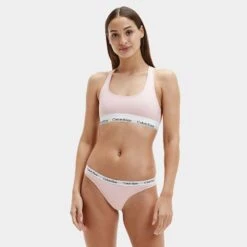 Calvin Klein Dames Bralette Roze -Mode-Lingeriewinkel aHR0cHM6Ly93d3cuYm94ZXJzLm5sL21lZGlhL2NhdGFsb2cvcHJvZHVjdC9jL2EvY2FsdmluLWtsZWluX2YzNzg1ZS0ybnRfbW9kZWxfdm9vcmthbnRfMS5qcGc c3RvcmU9Ym94ZXJzX25sJmltYWdlLXR5cGU9aW1hZ2U