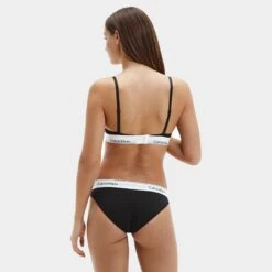 Calvin Klein Dames Slip Zwart -Mode-Lingeriewinkel aHR0cHM6Ly93d3cuYm94ZXJzLm5sL21lZGlhL2NhdGFsb2cvcHJvZHVjdC9jL2EvY2FsdmluLWtsZWluX2YzNzg3ZS0wMDFfbW9kZWxfYWNodGVya2FudC5qcGc c3RvcmU9Ym94ZXJzX25sJmltYWdlLXR5cGU9aW1hZ2U