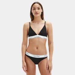 Calvin Klein Dames Slip Zwart -Mode-Lingeriewinkel aHR0cHM6Ly93d3cuYm94ZXJzLm5sL21lZGlhL2NhdGFsb2cvcHJvZHVjdC9jL2EvY2FsdmluLWtsZWluX2YzNzg3ZS0wMDFfbW9kZWxfdm9vcmthbnQuanBnP3N0b3JlPWJveGVyc19ubCZpbWFnZS10eXBlPWltYWdl