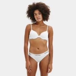 Calvin Klein Dames Slip Wit -Mode-Lingeriewinkel aHR0cHM6Ly93d3cuYm94ZXJzLm5sL21lZGlhL2NhdGFsb2cvcHJvZHVjdC9jL2EvY2FsdmluLWtsZWluX2YzNzg3ZS0xMDBfbW9kZWxfdm9vcmthbnQuanBnP3N0b3JlPWJveGVyc19ubCZpbWFnZS10eXBlPWltYWdl