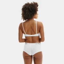 Calvin Klein Dames Boxershort Wit -Mode-Lingeriewinkel aHR0cHM6Ly93d3cuYm94ZXJzLm5sL21lZGlhL2NhdGFsb2cvcHJvZHVjdC9jL2EvY2FsdmluLWtsZWluX2YzNzg4ZS0xMDBfbW9kZWxfYWNodGVya2FudC5qcGc c3RvcmU9Ym94ZXJzX25sJmltYWdlLXR5cGU9aW1hZ2U