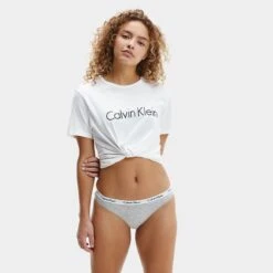 Calvin Klein Dames 3-pack Slips Zwart /grijs / Wit -Mode-Lingeriewinkel aHR0cHM6Ly93d3cuYm94ZXJzLm5sL21lZGlhL2NhdGFsb2cvcHJvZHVjdC9jL2EvY2FsdmluLWtsZWluX3FkMzU4OGUtOTk5XzJfbW9kZWxfdm9vcmthbnQuanBnP3N0b3JlPWJveGVyc19ubCZpbWFnZS10eXBlPWltYWdl