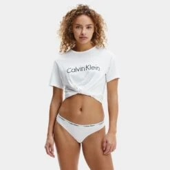 Calvin Klein Dames 3-pack Slips Zwart /grijs / Wit -Mode-Lingeriewinkel aHR0cHM6Ly93d3cuYm94ZXJzLm5sL21lZGlhL2NhdGFsb2cvcHJvZHVjdC9jL2EvY2FsdmluLWtsZWluX3FkMzU4OGUtOTk5XzNfbW9kZWxfdm9vcmthbnQuanBnP3N0b3JlPWJveGVyc19ubCZpbWFnZS10eXBlPWltYWdl