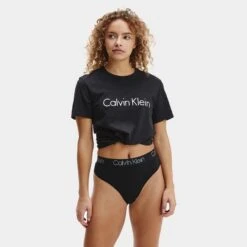 Calvin Klein Dames 3-pack High Waist Strings Zwart / Wit / Grijs -Mode-Lingeriewinkel aHR0cHM6Ly93d3cuYm94ZXJzLm5sL21lZGlhL2NhdGFsb2cvcHJvZHVjdC9jL2EvY2FsdmluLWtsZWluX3FkMzc1N2UtOTk5X21vZGVsXzFfdm9vcmthbnQuanBnP3N0b3JlPWJveGVyc19ubCZpbWFnZS10eXBlPWltYWdl