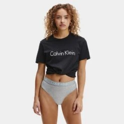 Calvin Klein Dames 3-pack High Waist Strings Zwart / Wit / Grijs -Mode-Lingeriewinkel aHR0cHM6Ly93d3cuYm94ZXJzLm5sL21lZGlhL2NhdGFsb2cvcHJvZHVjdC9jL2EvY2FsdmluLWtsZWluX3FkMzc1N2UtOTk5X21vZGVsXzJfdm9vcmthbnQuanBnP3N0b3JlPWJveGVyc19ubCZpbWFnZS10eXBlPWltYWdl