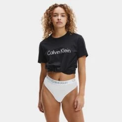 Calvin Klein Dames 3-pack High Waist Strings Zwart / Wit / Grijs -Mode-Lingeriewinkel aHR0cHM6Ly93d3cuYm94ZXJzLm5sL21lZGlhL2NhdGFsb2cvcHJvZHVjdC9jL2EvY2FsdmluLWtsZWluX3FkMzc1N2UtOTk5X21vZGVsXzNfdm9vcmthbnQuanBnP3N0b3JlPWJveGVyc19ubCZpbWFnZS10eXBlPWltYWdl