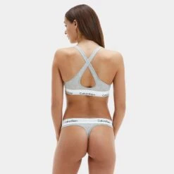 Calvin Klein Dames Bralette Lift Grijs -Mode-Lingeriewinkel aHR0cHM6Ly93d3cuYm94ZXJzLm5sL21lZGlhL2NhdGFsb2cvcHJvZHVjdC9jL2EvY2FsdmluLWtsZWluX3FmMTY1NGUtMDIwX21vZGVsX2FjaHRlcmthbnQuanBnP3N0b3JlPWJveGVyc19ubCZpbWFnZS10eXBlPWltYWdl
