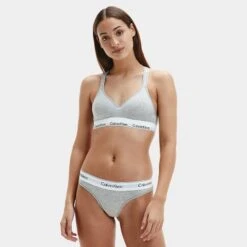Calvin Klein Dames Bralette Lift Grijs -Mode-Lingeriewinkel aHR0cHM6Ly93d3cuYm94ZXJzLm5sL21lZGlhL2NhdGFsb2cvcHJvZHVjdC9jL2EvY2FsdmluLWtsZWluX3FmMTY1NGUtMDIwX21vZGVsX3Zvb3JrYW50LmpwZz9zdG9yZT1ib3hlcnNfbmwmaW1hZ2UtdHlwZT1pbWFnZQ