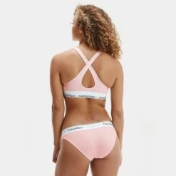 Calvin Klein Dames Bralette Lift Roze -Mode-Lingeriewinkel aHR0cHM6Ly93d3cuYm94ZXJzLm5sL21lZGlhL2NhdGFsb2cvcHJvZHVjdC9jL2EvY2FsdmluLWtsZWluX3FmMTY1NGUtMm50X21vZGVsX2FjaHRlcmthbnRfMS5qcGc c3RvcmU9Ym94ZXJzX25sJmltYWdlLXR5cGU9aW1hZ2U