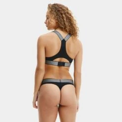 Calvin Klein Dames Lightly Lined String Zwart -Mode-Lingeriewinkel aHR0cHM6Ly93d3cuYm94ZXJzLm5sL21lZGlhL2NhdGFsb2cvcHJvZHVjdC9jL2EvY2FsdmluLWtsZWluX3FmNDA1NGUtMDAxX21vZGVsX2FjaHRlcmthbnQuanBnP3N0b3JlPWJveGVyc19ubCZpbWFnZS10eXBlPWltYWdl