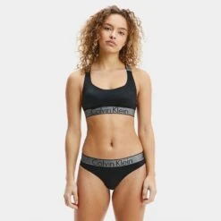 Calvin Klein Dames Lightly Lined String Zwart -Mode-Lingeriewinkel aHR0cHM6Ly93d3cuYm94ZXJzLm5sL21lZGlhL2NhdGFsb2cvcHJvZHVjdC9jL2EvY2FsdmluLWtsZWluX3FmNDA1NGUtMDAxX21vZGVsX3Zvb3JrYW50LmpwZz9zdG9yZT1ib3hlcnNfbmwmaW1hZ2UtdHlwZT1pbWFnZQ