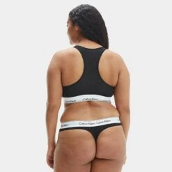 Calvin Klein Dames Plus Size String Zwart -Mode-Lingeriewinkel aHR0cHM6Ly93d3cuYm94ZXJzLm5sL21lZGlhL2NhdGFsb2cvcHJvZHVjdC9jL2EvY2FsdmluLWtsZWluX3FmNTExN2UtMDAxX21vZGVsX2FjaHRlcmthbnQuanBnP3N0b3JlPWJveGVyc19ubCZpbWFnZS10eXBlPWltYWdl
