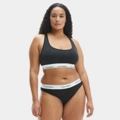 Calvin Klein Dames Plus Size String Zwart -Mode-Lingeriewinkel aHR0cHM6Ly93d3cuYm94ZXJzLm5sL21lZGlhL2NhdGFsb2cvcHJvZHVjdC9jL2EvY2FsdmluLWtsZWluX3FmNTExN2UtMDAxX21vZGVsX3Zvb3JrYW50LmpwZz9zdG9yZT1ib3hlcnNfbmwmaW1hZ2UtdHlwZT1pbWFnZQ