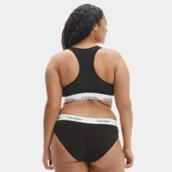 Calvin Klein Dames Plus Size Unlined Bralette Zwart -Mode-Lingeriewinkel aHR0cHM6Ly93d3cuYm94ZXJzLm5sL21lZGlhL2NhdGFsb2cvcHJvZHVjdC9jL2EvY2FsdmluLWtsZWluX3FmNTExNmUtMDAxX21vZGVsX2FjaHRlcmthbnRfMS5qcGc c3RvcmU9Ym94ZXJzX25sJmltYWdlLXR5cGU9aW1hZ2U