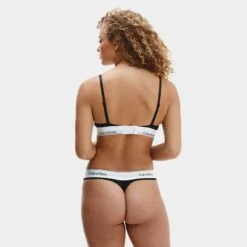 Calvin Klein Dames Lightly Lined Triangle Bralette Zwart -Mode-Lingeriewinkel aHR0cHM6Ly93d3cuYm94ZXJzLm5sL21lZGlhL2NhdGFsb2cvcHJvZHVjdC9jL2EvY2FsdmluLWtsZWluX3FmNTY1MGUtMDAxX21vZGVsX2FjaHRlcmthbnRfMS5qcGc c3RvcmU9Ym94ZXJzX25sJmltYWdlLXR5cGU9aW1hZ2U