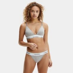 Calvin Klein Dames Lightly Lined Triangle Bralette Grijs -Mode-Lingeriewinkel aHR0cHM6Ly93d3cuYm94ZXJzLm5sL21lZGlhL2NhdGFsb2cvcHJvZHVjdC9jL2EvY2FsdmluLWtsZWluX3FmNTY1MGUtMDIwX21vZGVsX3Zvb3JrYW50LmpwZz9zdG9yZT1ib3hlcnNfbmwmaW1hZ2UtdHlwZT1pbWFnZQ
