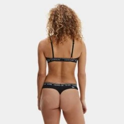 Calvin Klein Dames Ck One String Zwart -Mode-Lingeriewinkel aHR0cHM6Ly93d3cuYm94ZXJzLm5sL21lZGlhL2NhdGFsb2cvcHJvZHVjdC9jL2EvY2FsdmluLWtsZWluX3FmNTczM2UtMDAxX21vZGVsX2FjaHRlcmthbnQuanBnP3N0b3JlPWJveGVyc19ubCZpbWFnZS10eXBlPWltYWdl