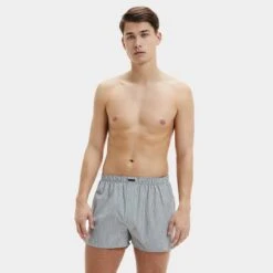 Calvin Klein 3-pack Wijde Boxershorts Stripe / Check Zwart -Mode-Lingeriewinkel aHR0cHM6Ly93d3cuYm94ZXJzLm5sL21lZGlhL2NhdGFsb2cvcHJvZHVjdC9jL2EvY2FsdmluLWtsZWluX3UxNzMyYS1ibXNfMl9tb2RlbF92b29ya2FudC5qcGc c3RvcmU9Ym94ZXJzX25sJmltYWdlLXR5cGU9aW1hZ2U