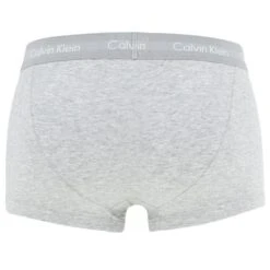 Calvin Klein 3-pack Low Rise Trunks Zwart / Grijs / Subdued Logo -Mode-Lingeriewinkel aHR0cHM6Ly93d3cuYm94ZXJzLm5sL21lZGlhL2NhdGFsb2cvcHJvZHVjdC9jL2EvY2FsdmluLWtsZWluX3UyNjY0Zy1qeWpfMl9hY2h0ZXJrYW50XzEuanBnP3N0b3JlPWJveGVyc19ubCZpbWFnZS10eXBlPWltYWdl