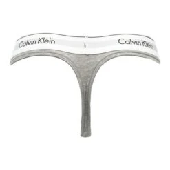 Calvin Klein Dames Plus Size String Grijs -Mode-Lingeriewinkel aHR0cHM6Ly93d3cuYm94ZXJzLm5sL21lZGlhL2NhdGFsb2cvcHJvZHVjdC9jL2EvY2FsdmluLWtsZWluXzAwMHFmNTExN2UtMDIwX2FjaHRlcmthbnQuanBnP3N0b3JlPWJveGVyc19ubCZpbWFnZS10eXBlPWltYWdl