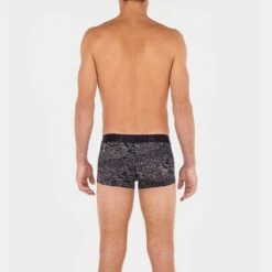 HOM Microfiber Boxer Nairobi Zwart -Mode-Lingeriewinkel aHR0cHM6Ly93d3cuYm94ZXJzLm5sL21lZGlhL2NhdGFsb2cvcHJvZHVjdC9oL28vaG9tXzQwMjQ0NS1wMDA0X21vZGVsX2FjaHRlcmthbnQuanBnP3N0b3JlPWJveGVyc19ubCZpbWFnZS10eXBlPWltYWdl
