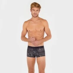 HOM Microfiber Boxer Nairobi Zwart -Mode-Lingeriewinkel aHR0cHM6Ly93d3cuYm94ZXJzLm5sL21lZGlhL2NhdGFsb2cvcHJvZHVjdC9oL28vaG9tXzQwMjQ0NS1wMDA0X21vZGVsX3Zvb3JrYW50LmpwZz9zdG9yZT1ib3hlcnNfbmwmaW1hZ2UtdHlwZT1pbWFnZQ