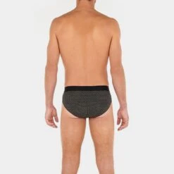 HOM HO1 2-pack Herenslips Gauthier Zwart -Mode-Lingeriewinkel aHR0cHM6Ly93d3cuYm94ZXJzLm5sL21lZGlhL2NhdGFsb2cvcHJvZHVjdC9oL28vaG9tXzQwMjQzMC1kMDA3XzFfbW9kZWxfYWNodGVya2FudC5qcGc c3RvcmU9Ym94ZXJzX25sJmltYWdlLXR5cGU9aW1hZ2U