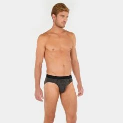 HOM HO1 2-pack Herenslips Gauthier Zwart -Mode-Lingeriewinkel aHR0cHM6Ly93d3cuYm94ZXJzLm5sL21lZGlhL2NhdGFsb2cvcHJvZHVjdC9oL28vaG9tXzQwMjQzMC1kMDA3XzFfbW9kZWxfdm9vcmthbnQuanBnP3N0b3JlPWJveGVyc19ubCZpbWFnZS10eXBlPWltYWdl