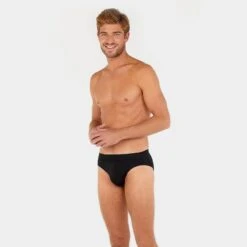 HOM HO1 2-pack Herenslips Gauthier Zwart -Mode-Lingeriewinkel aHR0cHM6Ly93d3cuYm94ZXJzLm5sL21lZGlhL2NhdGFsb2cvcHJvZHVjdC9oL28vaG9tXzQwMjQzMC1kMDA3XzJfbW9kZWxfdm9vcmthbnQuanBnP3N0b3JlPWJveGVyc19ubCZpbWFnZS10eXBlPWltYWdl