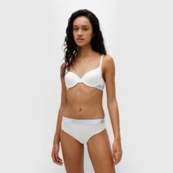 Hugo Boss Dames HUGO Sporty Logo String Wit -Mode-Lingeriewinkel aHR0cHM6Ly93d3cuYm94ZXJzLm5sL21lZGlhL2NhdGFsb2cvcHJvZHVjdC9oL3UvaHVnby1ib3NzXzUwNDY5NjUxLTEwMF9tb2RlbF92b29ya2FudC5qcGc c3RvcmU9Ym94ZXJzX25sJmltYWdlLXR5cGU9aW1hZ2U