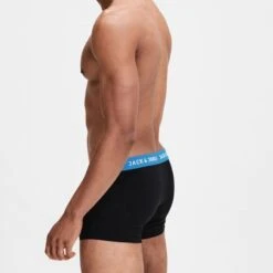 Jack & Jones 2-pack Boxers Rich Blue Jewel Zwart -Mode-Lingeriewinkel aHR0cHM6Ly93d3cuYm94ZXJzLm5sL21lZGlhL2NhdGFsb2cvcHJvZHVjdC9qL2EvamFja19qb25lc18xMjEzODI0MC1ibHVlLWpld2VsXzJfbW9kZWxfYWNodGVya2FudF8xLmpwZz9zdG9yZT1ib3hlcnNfbmwmaW1hZ2UtdHlwZT1pbWFnZQ