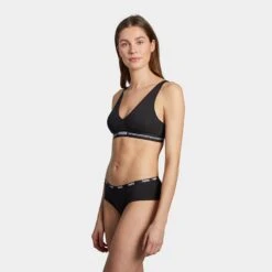 PUMA Dames 2-pack Hipsters Printed Stripe Zwart & Wit -Mode-Lingeriewinkel aHR0cHM6Ly93d3cuYm94ZXJzLm5sL21lZGlhL2NhdGFsb2cvcHJvZHVjdC9wL3UvcHVtYV83MDEyMTkzNTItMDA0XzJfbW9kZWxfdm9vcmthbnQuanBnP3N0b3JlPWJveGVyc19ubCZpbWFnZS10eXBlPWltYWdl